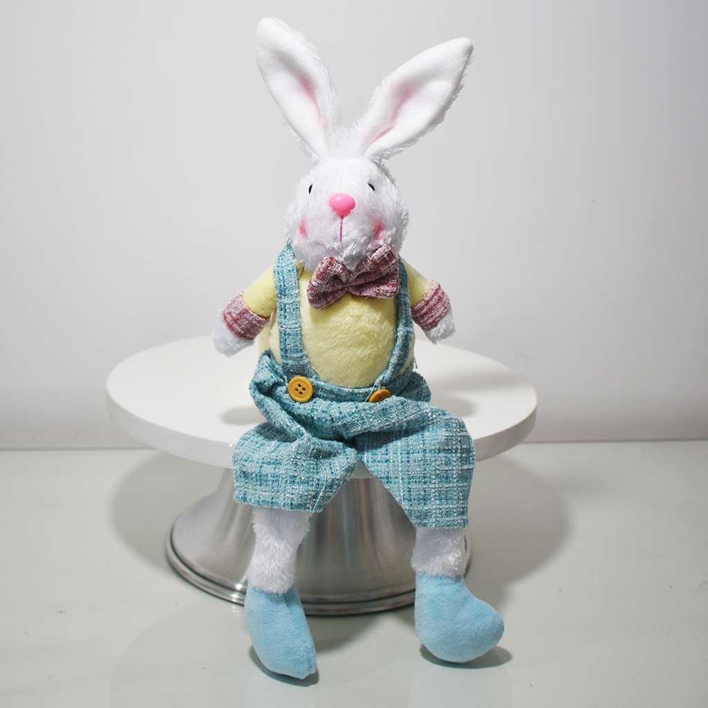 Coelho decorativo de Páscoa em pelúcia sentado, com roupa em tons suaves, perfeito para decoração de casa e ambientes temáticos.