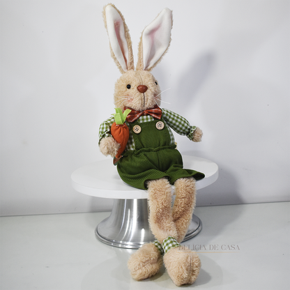 Coelho decorativo de Páscoa em pelúcia sentado, com pernas flexíveis, ideal para decoração de prateleiras, aparadores e estantes.