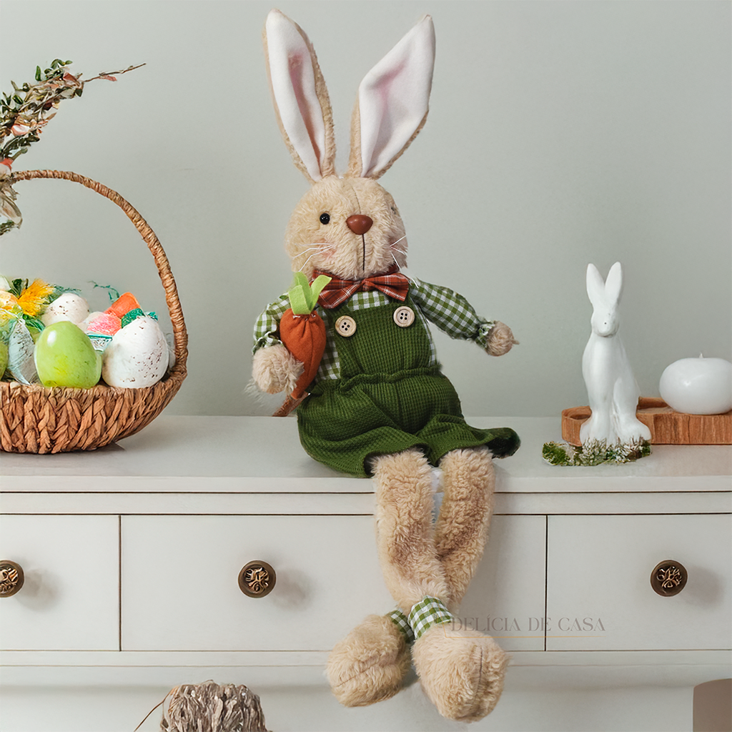 Coelho decorativo de Páscoa em pelúcia sentado, com pernas flexíveis, ideal para decoração de prateleiras, aparadores e estantes.