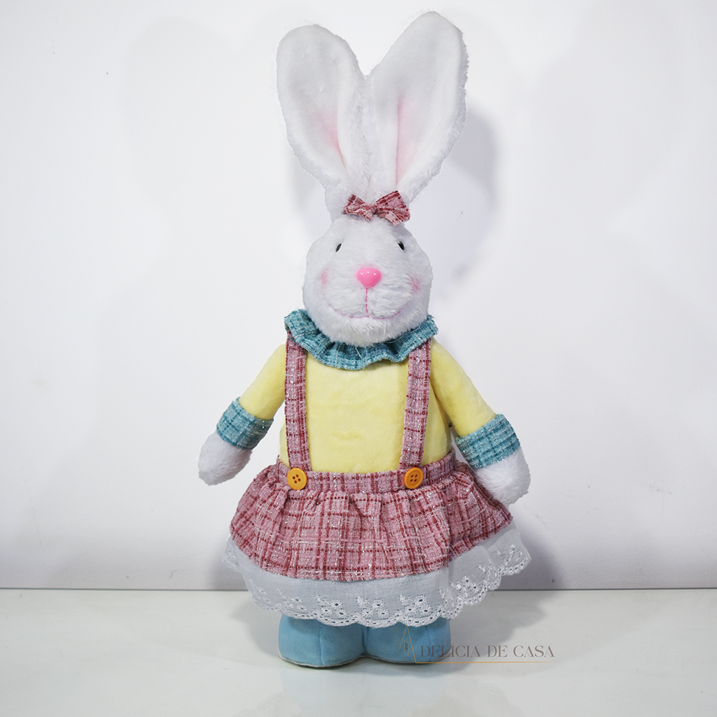 Coelha decorativa de Páscoa em pelúcia com vestido colorido, ideal para decoração de mesa, aparador e sala de estar.