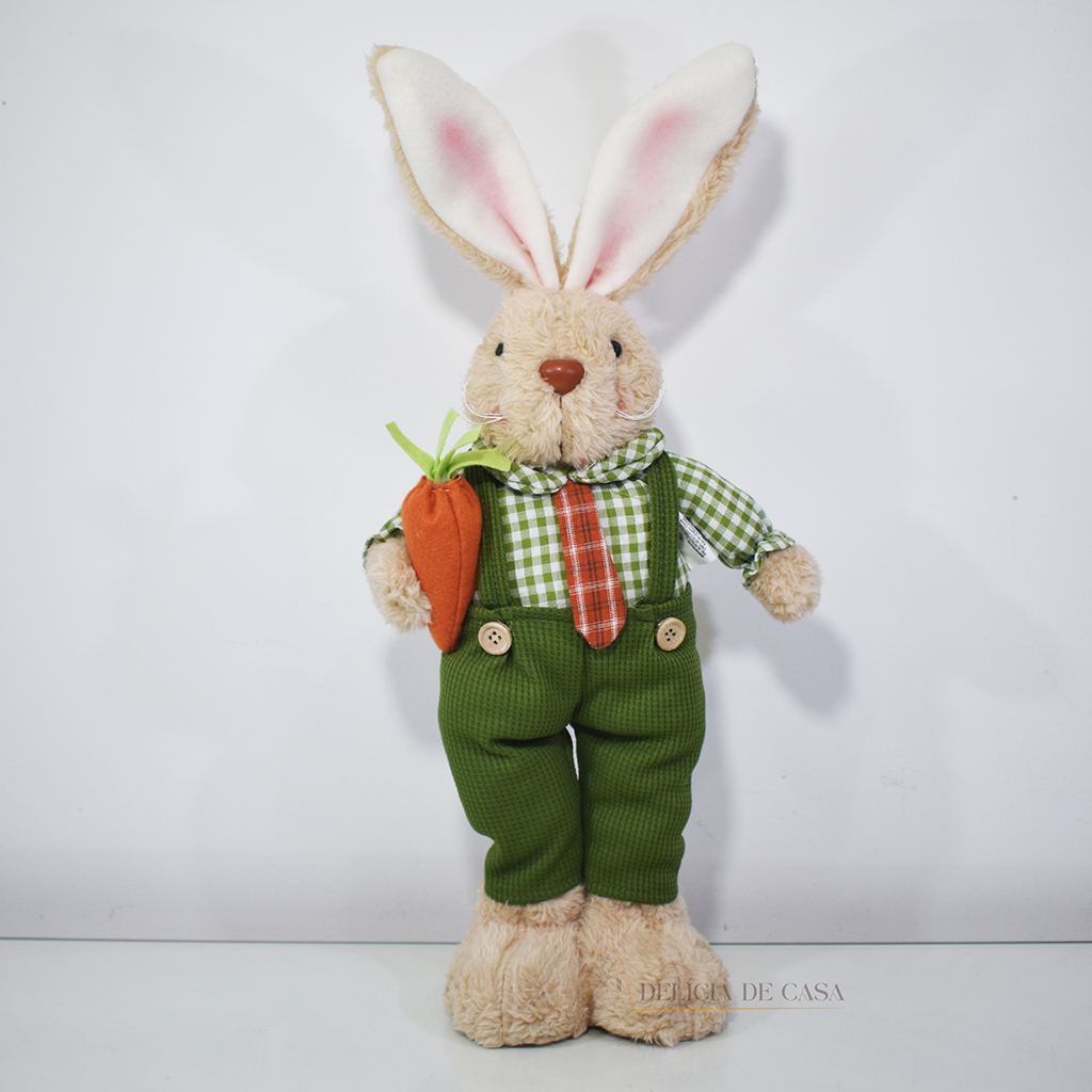 Coelho decorativo de Páscoa em pelúcia com roupa verde, ideal para decoração de aparadores, mesas e estantes.