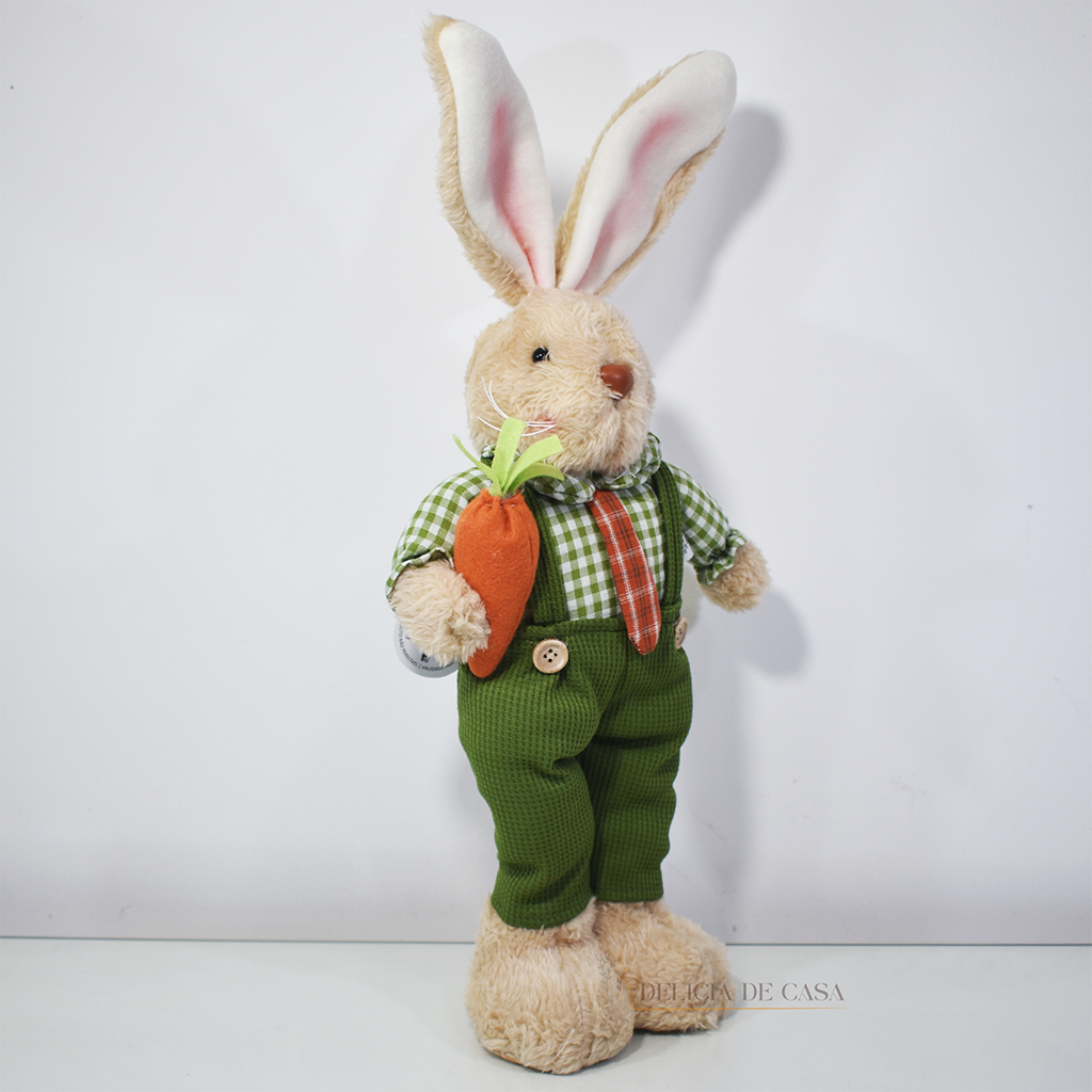 Coelho decorativo de Páscoa em pelúcia com roupa verde, ideal para decoração de aparadores, mesas e estantes.
