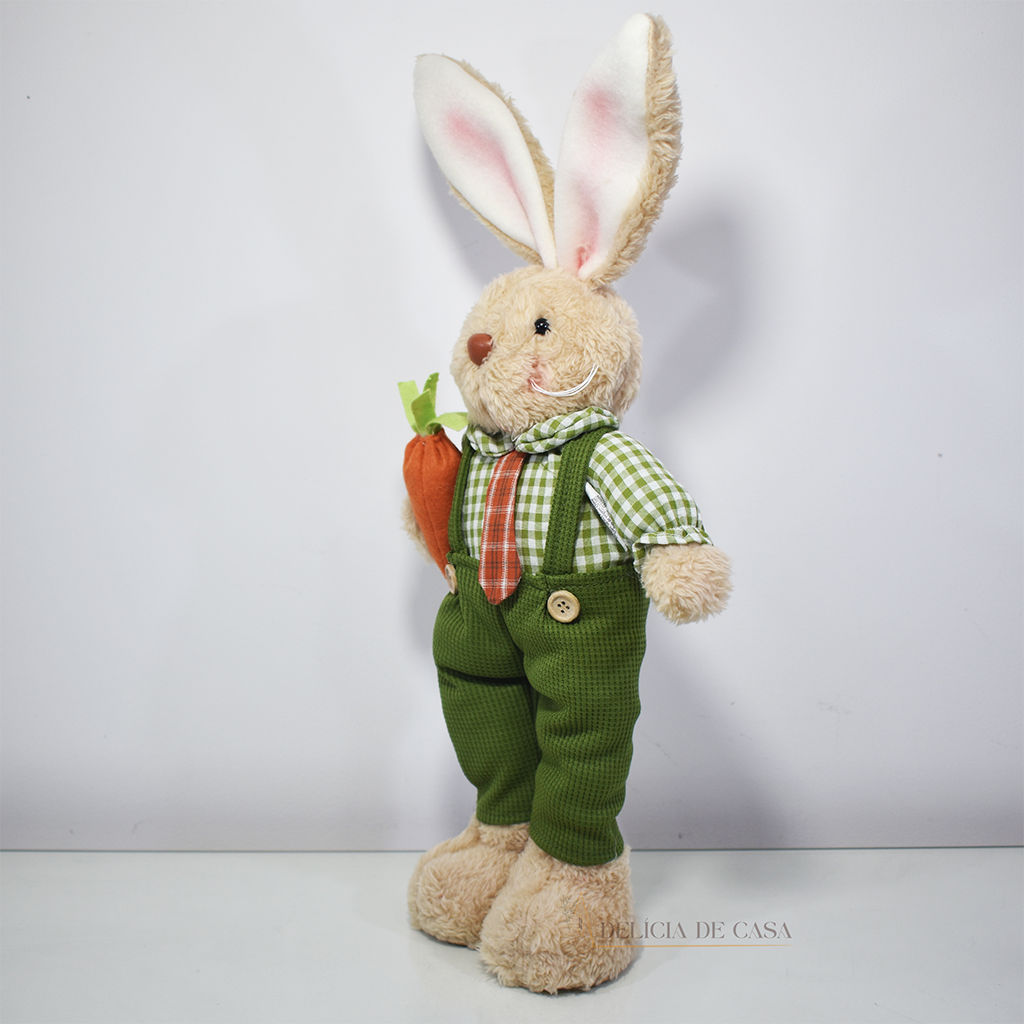 Coelho decorativo de Páscoa em pelúcia com roupa verde, ideal para decoração de aparadores, mesas e estantes.