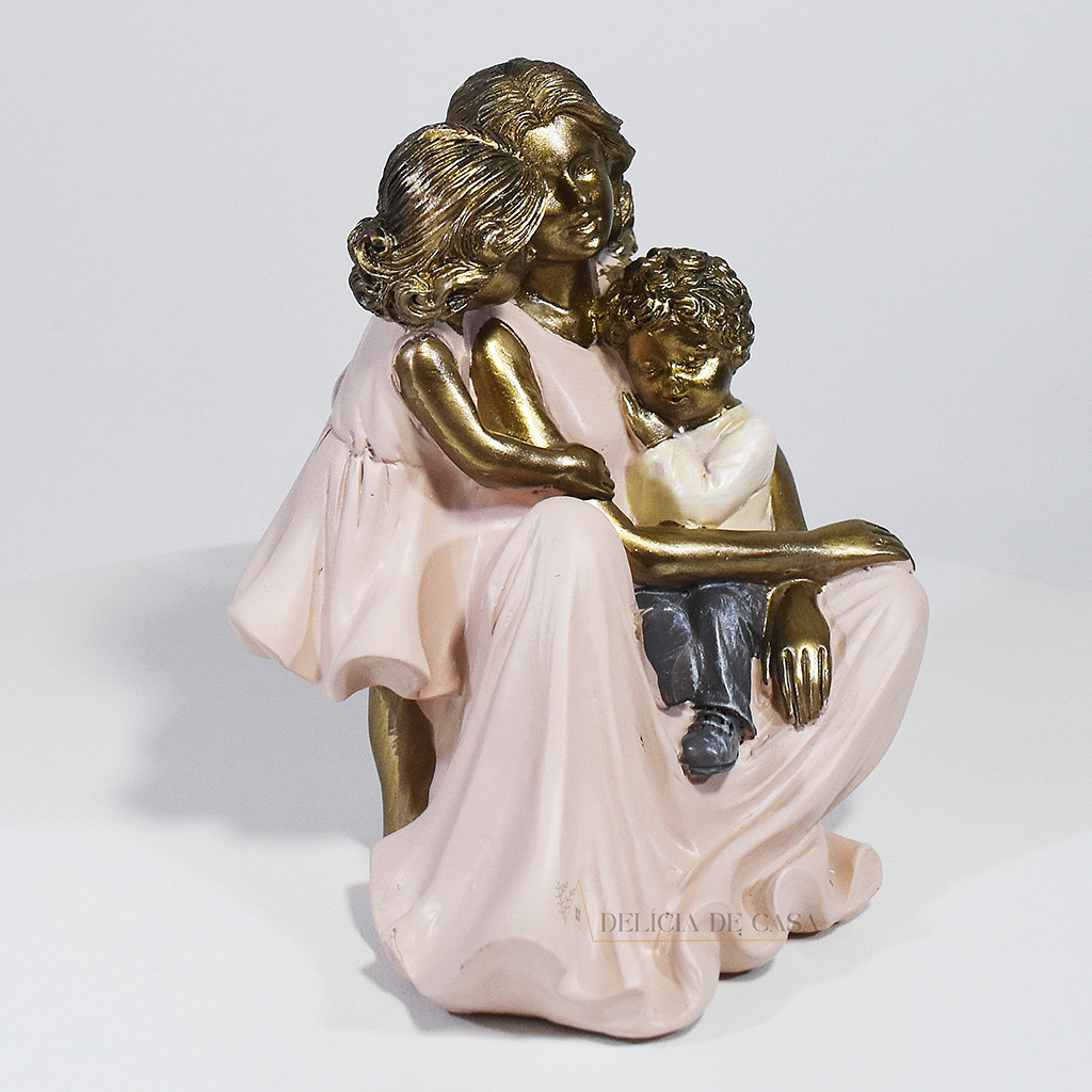 Escultura decorativa em resina de mãe com dois filhos em acabamento dourado para decoração de sala ou estante.