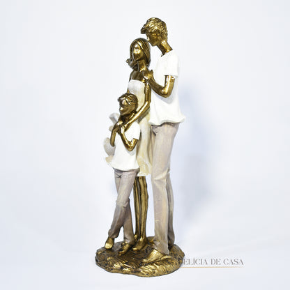 Escultura de família com filho menino em resina dourada, ideal para decoração de interiores e como presente simbólico para celebrar o amor familiar.