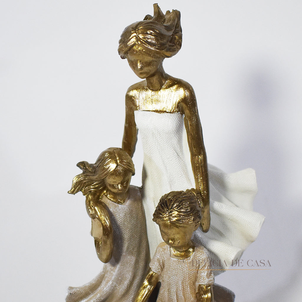 Escultura decorativa de mãe e filhas com cachorro, feita em resina dourada com vestidos em tons claros, representando amor e conexão familiar. Decoração para casa, presente de dia das mães

