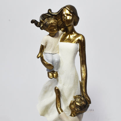 Escultura de mãe com dois filhos em resina dourada. Uma peça elegante e simbólica que representa o amor familiar, ideal para decorar ambientes ou presentear em ocasiões especiais.