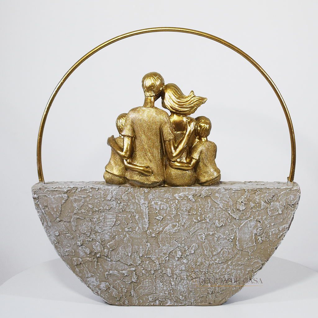 Família Decorativa Escultura Dourada com Casal e Filhos Meninos Decoração de Luxo para Casa