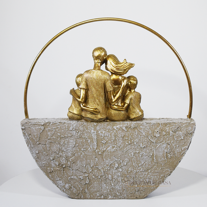 Família Decorativa Escultura Dourada com Casal e Filhos Meninos Decoração de Luxo para Casa
