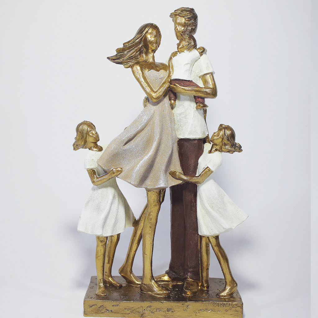 Escultura decorativa em resina representando pai, mãe, um filho e duas filhas em uma composição elegante, com acabamento dourado, branco e marrom, simbolizando amor, união e proteção familiar. Medidas 26x15x6,5 cm.