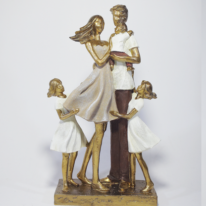 Escultura decorativa em resina representando pai, mãe, um filho e duas filhas em uma composição elegante, com acabamento dourado, branco e marrom, simbolizando amor, união e proteção familiar. Medidas 26x15x6,5 cm.