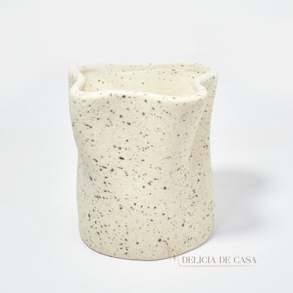 Vaso decorativo de cerâmica com textura rústica. Perfeito para dar um toque de sofisticação à decoração de qualquer ambiente."
