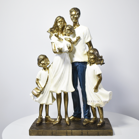 Escultura moderna família com três filhas para decoração de ambientes