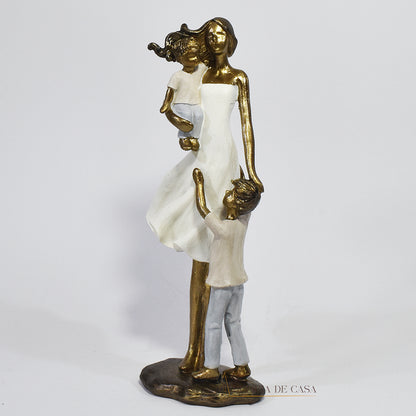Escultura de mãe com dois filhos em resina dourada. Uma peça elegante e simbólica que representa o amor familiar, ideal para decorar ambientes ou presentear em ocasiões especiais.
