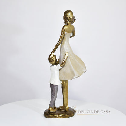 Escultura de mãe com dois filhos em resina dourada. Uma peça elegante e simbólica que representa o amor familiar, ideal para decorar ambientes ou presentear em ocasiões especiais.