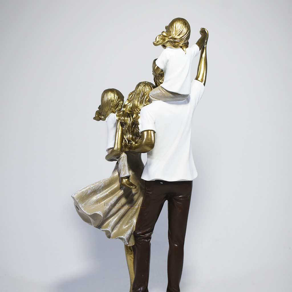 Escultura decorativa em resina representando pai, mãe e duas filhas em uma composição elegante e harmoniosa, com acabamento dourado, branco e marrom, simbolizando amor, união e felicidade familiar. Medidas 29,5x14x8,5 cm.