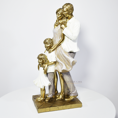 Estátua decorativa em resina dourada representando família com casal e dois filhos, peça sofisticada para decoração e presente.