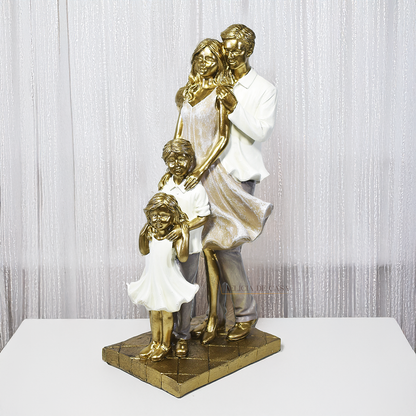Estátua decorativa em resina dourada representando família com casal e dois filhos, peça sofisticada para decoração e presente.