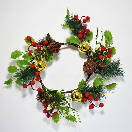 Guirlanda de Natal decorativa com cerejas vermelhas, bolas douradas, pinhas e folhagens verdes, ideal para pendurar na porta ou parede e decorar a casa no Natal.