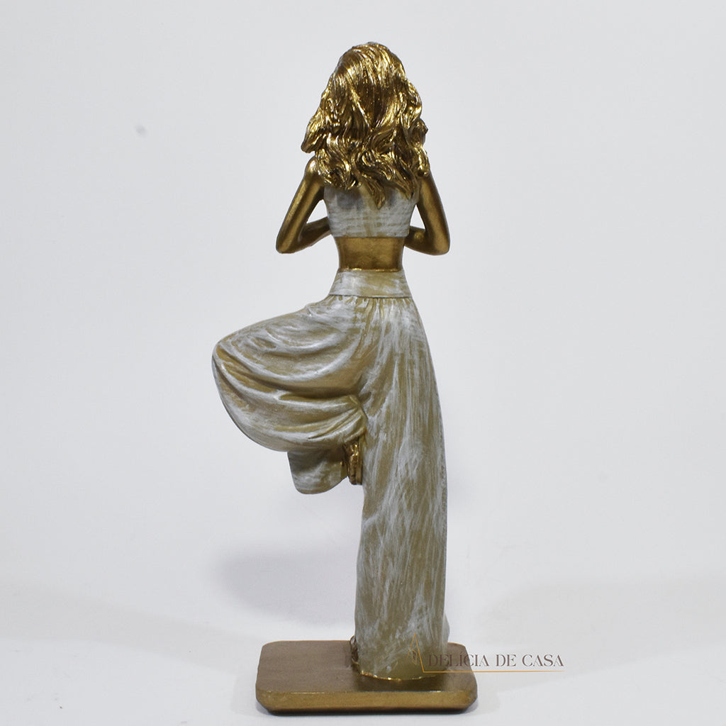 Estatueta decorativa de resina representando uma mulher em posição de yoga, equilibrada sobre uma perna, com as mãos unidas em prece, simbolizando paz e harmonia