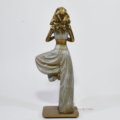 Estatueta decorativa de resina representando uma mulher em posição de yoga, equilibrada sobre uma perna, com as mãos unidas em prece, simbolizando paz e harmonia