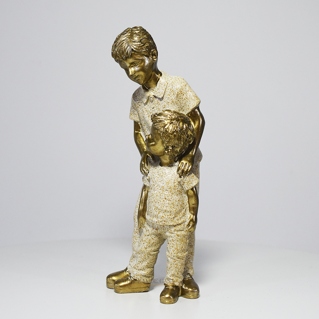 Escultura decorativa de dois irmãos em resina representando carinho e união familiar, ideal para decoração de casa ou presente.