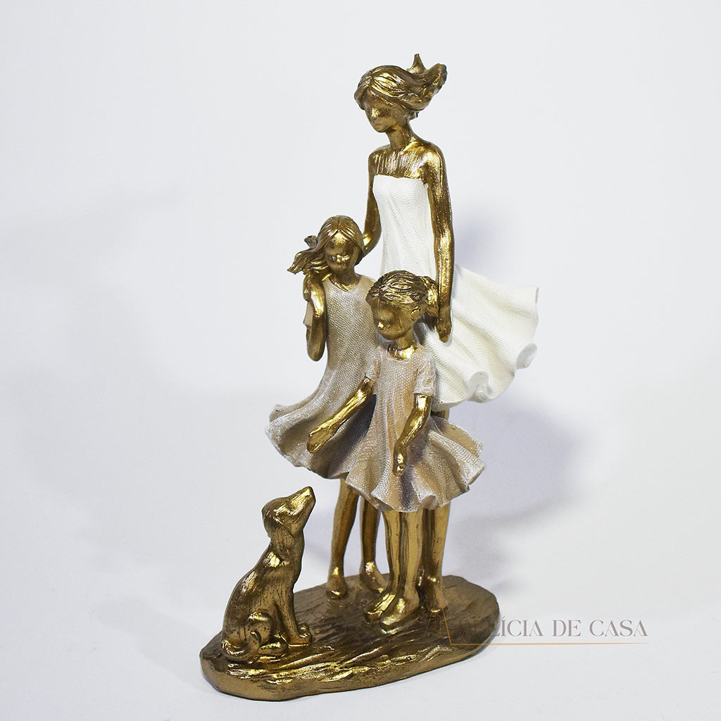 Escultura decorativa de mãe e filhas com cachorro, feita em resina dourada com vestidos em tons claros, representando amor e conexão familiar. Decoração para casa, presente de dia das mães

