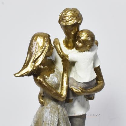 Estatueta decorativa de um casal com filho no colo, feita em resina com acabamento dourado e tons suaves, simbolizando amor e união familiar.