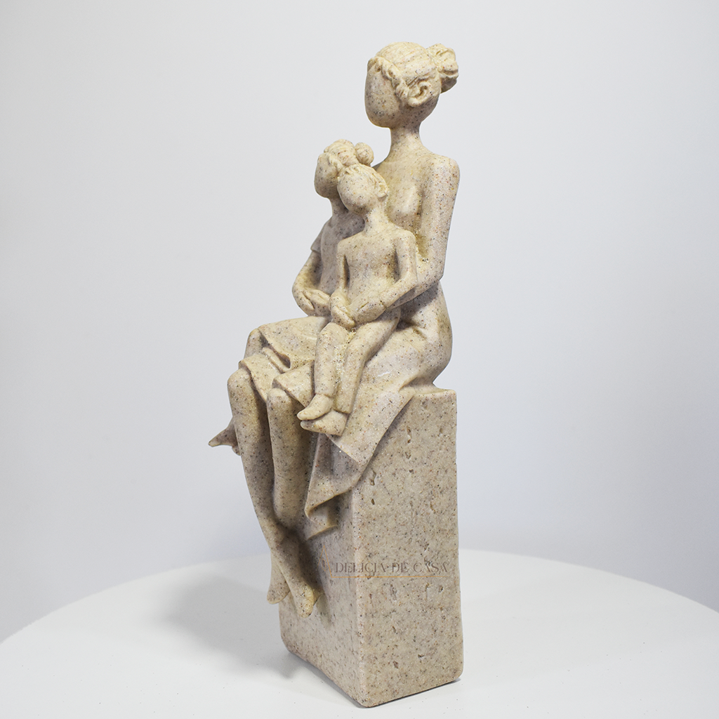 Escultura decorativa de mãe com dois filhos em resina com acabamento estilo mármore, peça elegante e delicada para decoração de interiores.