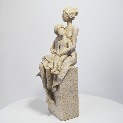 Escultura decorativa de mãe com dois filhos em resina com acabamento estilo mármore, peça elegante e delicada para decoração de interiores.