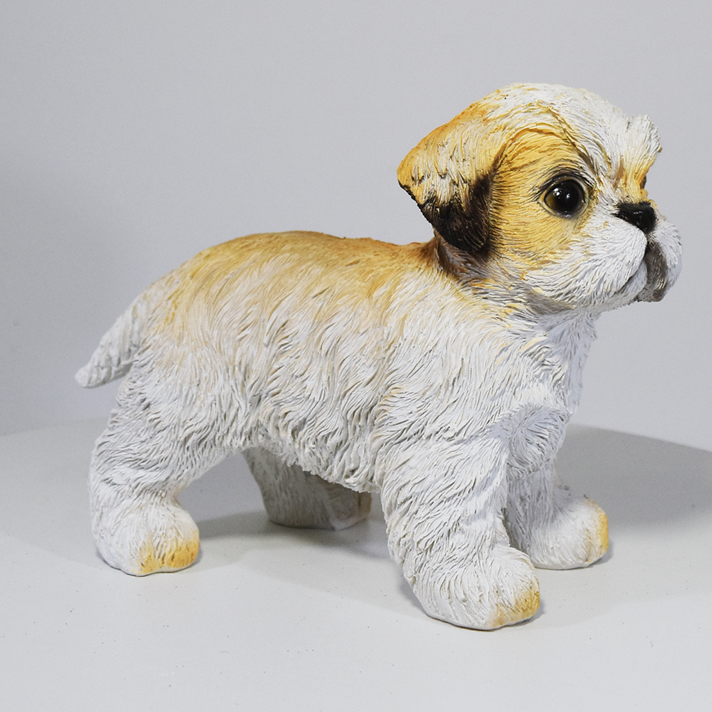 Esculturas decorativas de cachorros em resina representando as raças Labrador, Shih Tzu e Cavalier King Charles Spaniel, ideais para decoração ou presente.