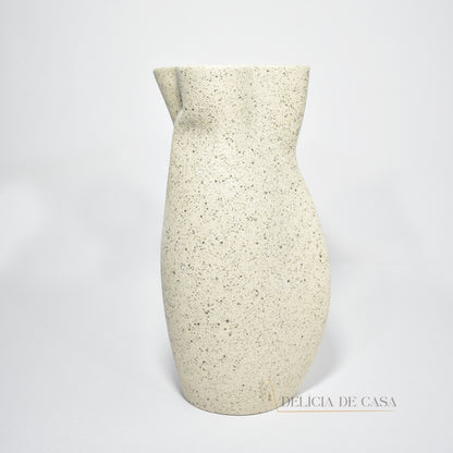Vaso decorativo de cerâmica com textura rústica. Perfeito para dar um toque de sofisticação à decoração de qualquer ambiente."