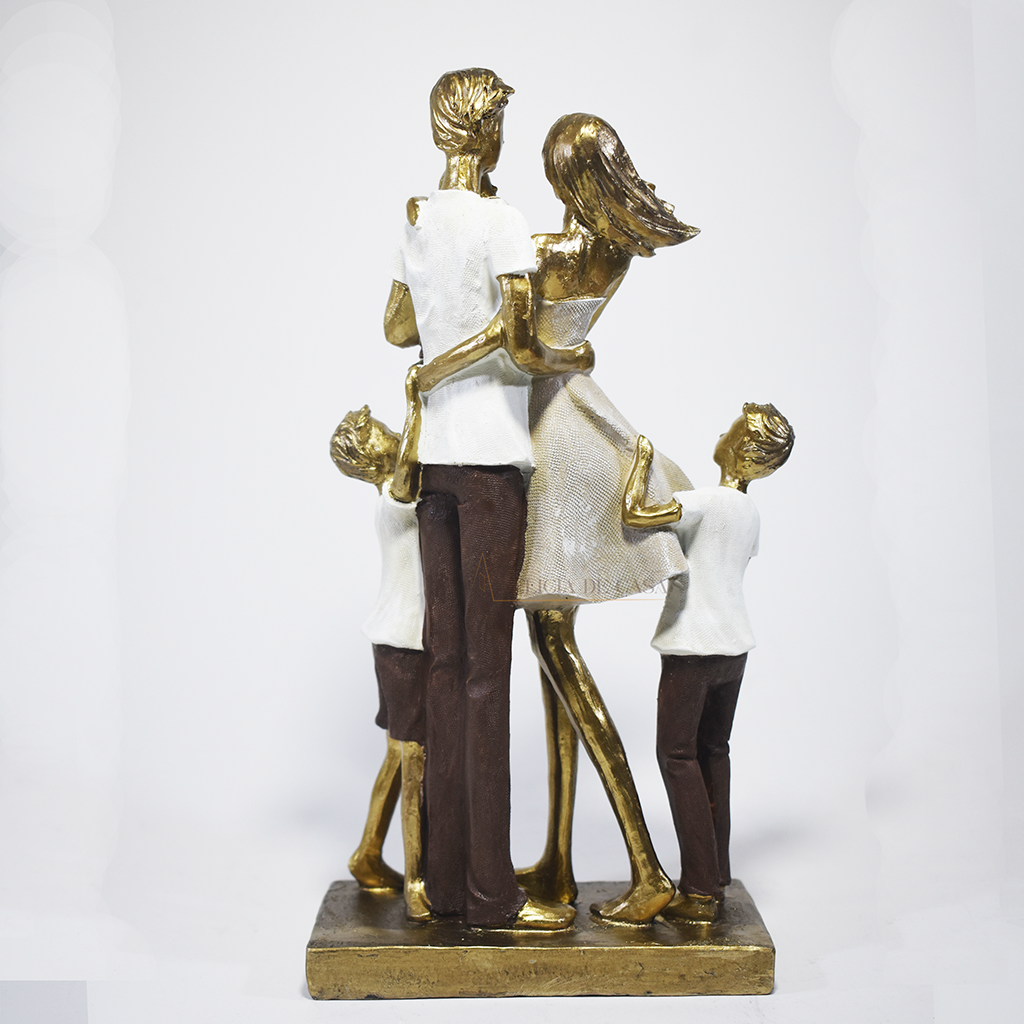Escultura decorativa em resina representando casal com três filhos em um momento de união familiar, com acabamento dourado, branco e marrom, medindo 25,5 x 17 x 8 cm.