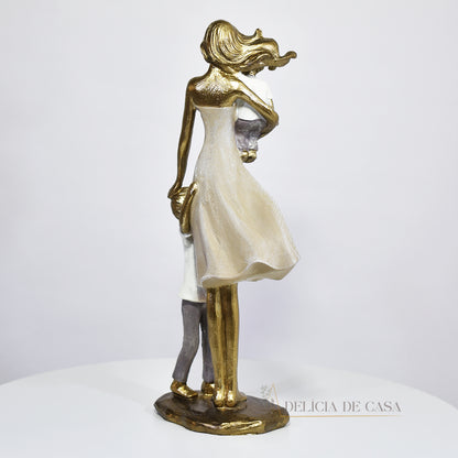 Escultura de mãe com dois filhos em resina dourada. Uma peça elegante e simbólica que representa o amor familiar, ideal para decorar ambientes ou presentear em ocasiões especiais.