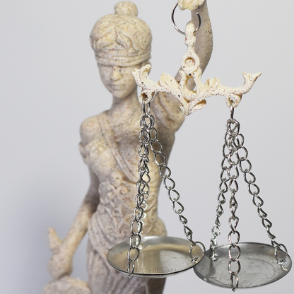 Escultura Dama da Justiça em Resina - Estilo Marmore