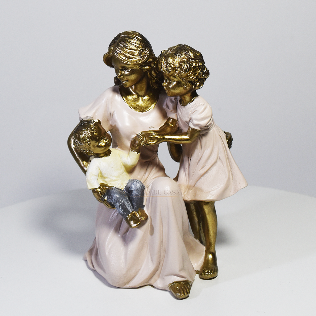 Escultura decorativa em resina representando mãe ajoelhada com dois filhos, simbolizando amor, cuidado, proteção e união familiar.