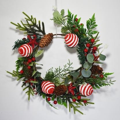 Guirlanda de Natal decorativa com bolas vermelhas e brancas, pinhas e folhagens verdes, ideal para pendurar na porta ou parede e decorar a casa no Natal.