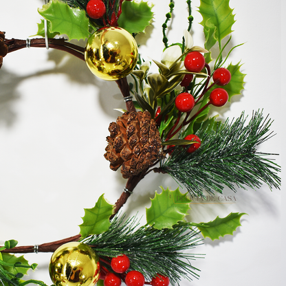 Guirlanda de Natal decorativa com cerejas vermelhas, bolas douradas, pinhas e folhagens verdes, ideal para pendurar na porta ou parede e decorar a casa no Natal.