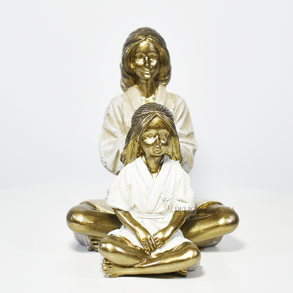 Escultura decorativa mãe e filha em resina dourada, peça elegante e simbólica para decoração de sala, quarto ou estante.
