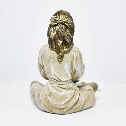 Escultura decorativa mãe e filha em resina dourada, peça elegante e simbólica para decoração de sala, quarto ou estante.