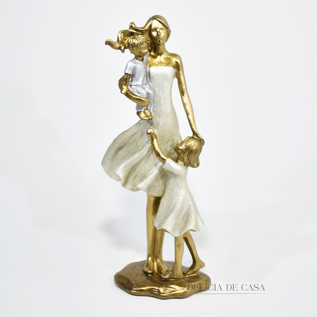 Estatueta decorativa de família em resina, representando mãe com casal de filhos, com acabamento dourado e detalhes delicados. Peça sofisticada para decoração e celebração do amor familiar.