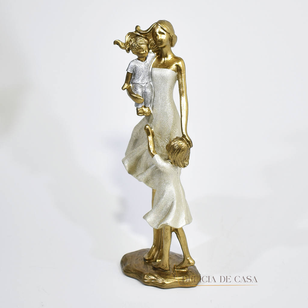 Estatueta decorativa de família em resina, representando mãe com casal de filhos, com acabamento dourado e detalhes delicados. Peça sofisticada para decoração e celebração do amor familiar.