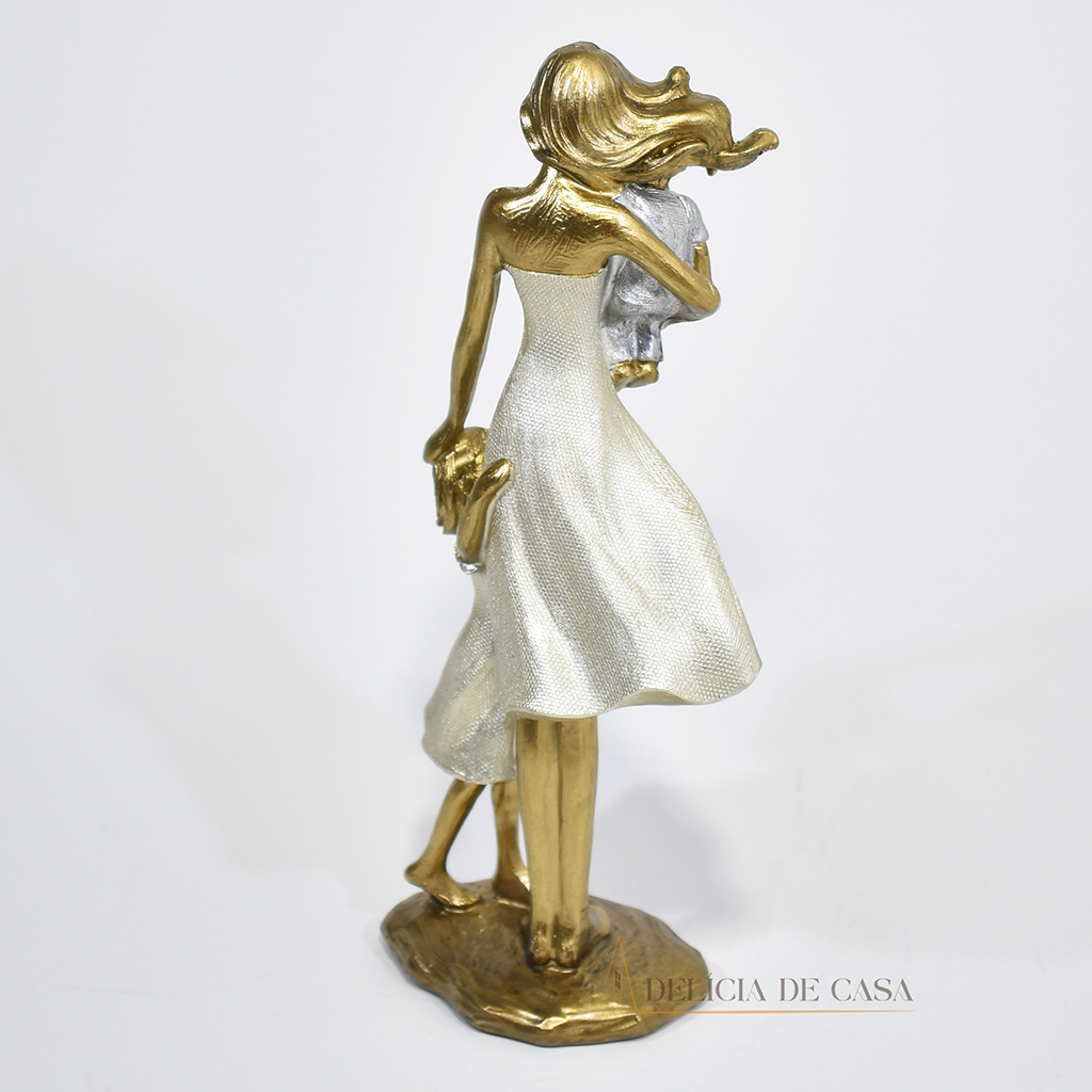 Estatueta decorativa de família em resina, representando mãe com casal de filhos, com acabamento dourado e detalhes delicados. Peça sofisticada para decoração e celebração do amor familiar.