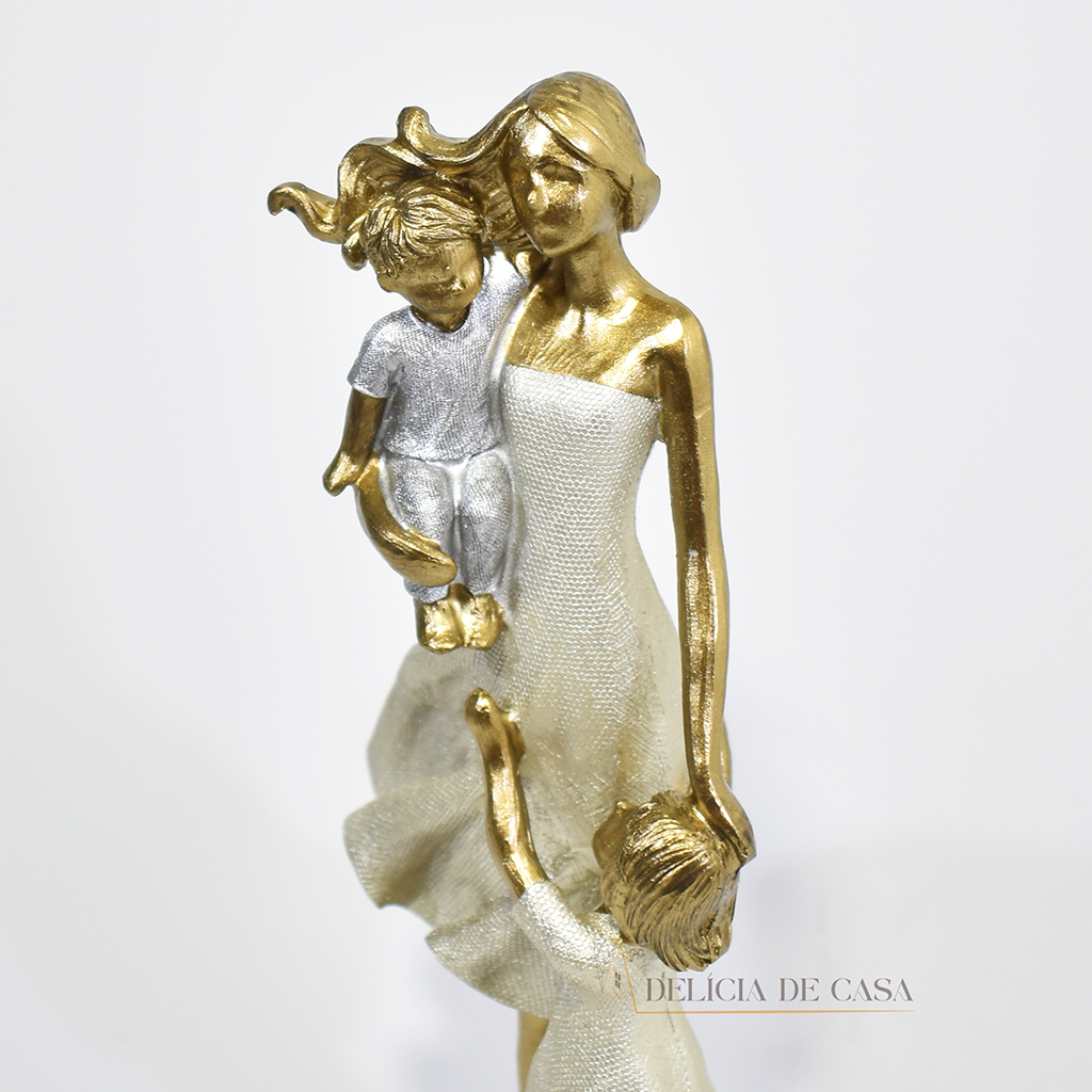 Estatueta decorativa de família em resina, representando mãe com casal de filhos, com acabamento dourado e detalhes delicados. Peça sofisticada para decoração e celebração do amor familiar.