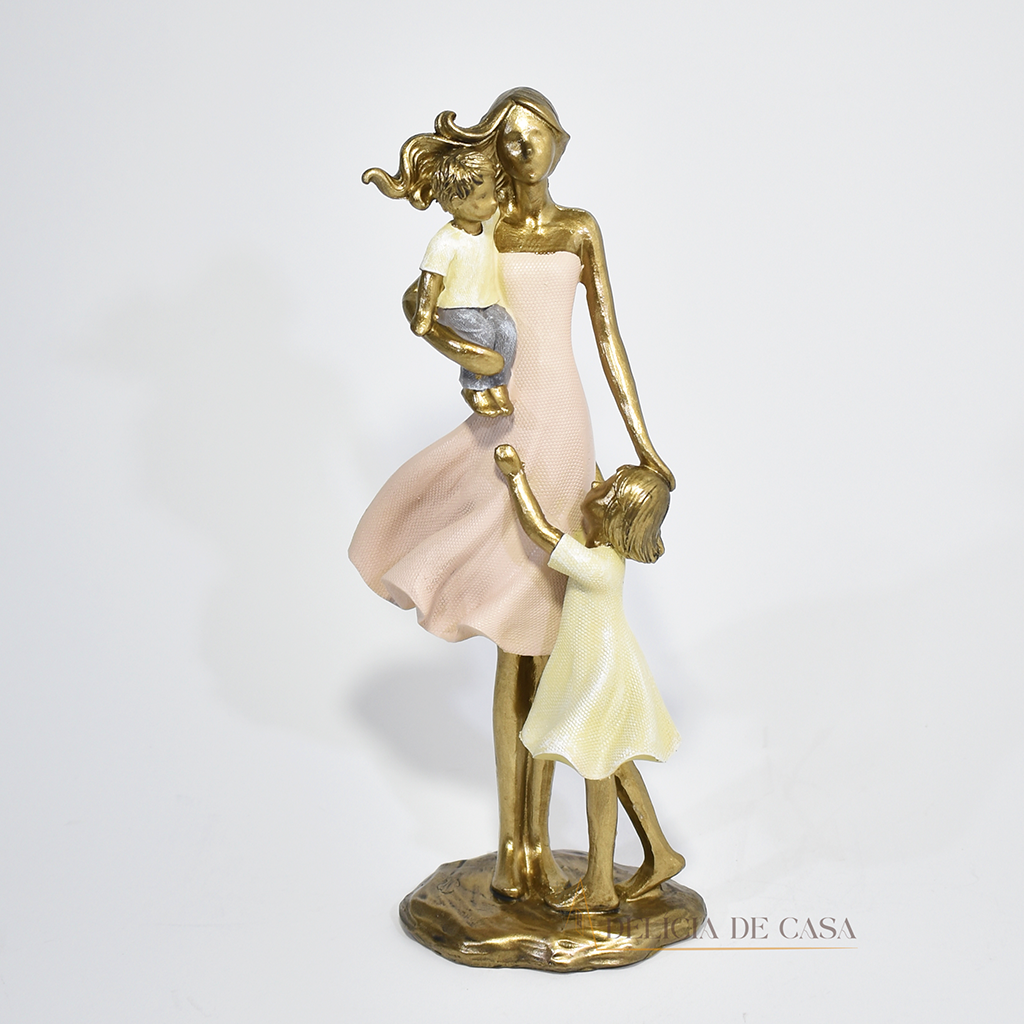 statueta decorativa de família em resina, representando mãe com casal de filhos, com acabamento dourado e detalhes delicados. Peça sofisticada para decoração e celebração do amor familiar.