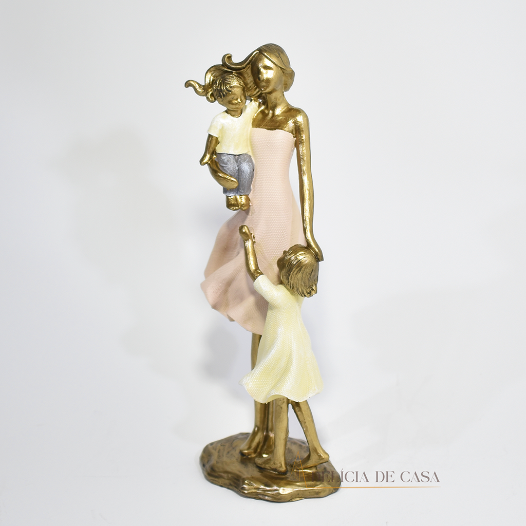 Estatueta decorativa de família em resina, representando mãe com casal de filhos, com acabamento dourado e detalhes delicados. Peça sofisticada para decoração e celebração do amor familiar.