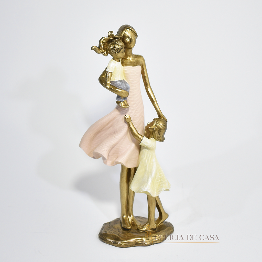 Estatueta decorativa de família em resina, representando mãe com casal de filhos, com acabamento dourado e detalhes delicados. Peça sofisticada para decoração e celebração do amor familiar.