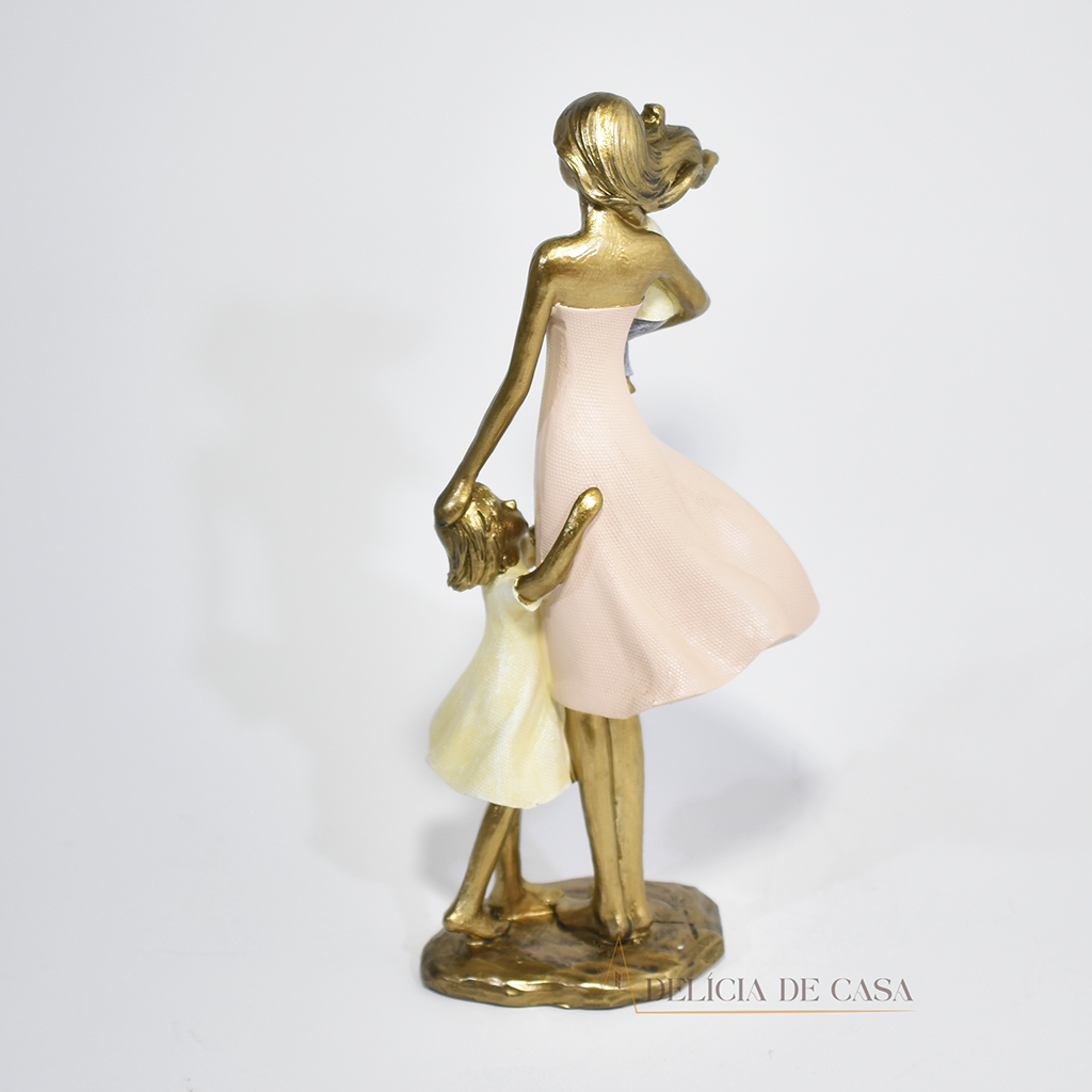 Estatueta decorativa de família em resina, representando mãe com casal de filhos, com acabamento dourado e detalhes delicados. Peça sofisticada para decoração e celebração do amor familiar.