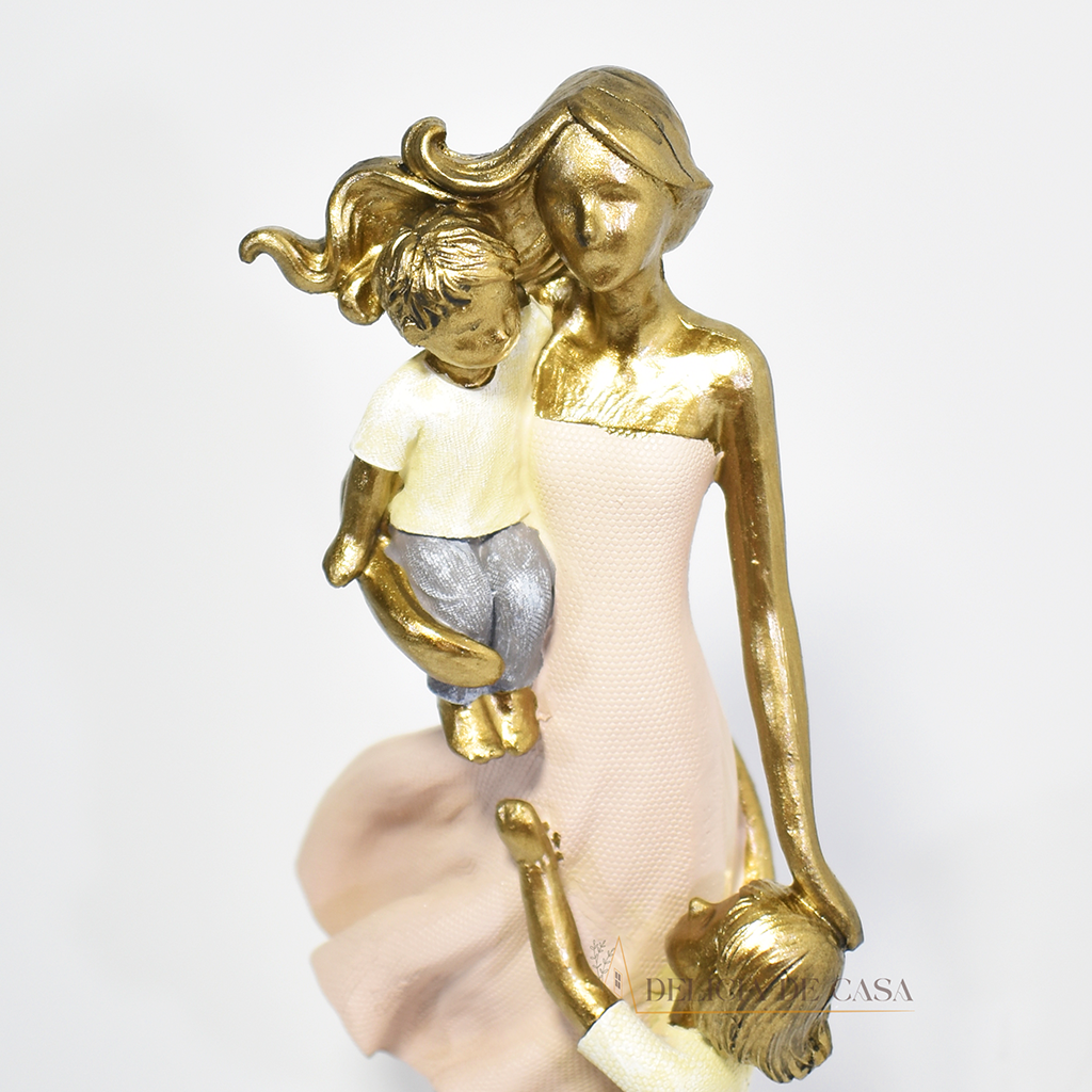 Estatueta decorativa de família em resina, representando mãe com casal de filhos, com acabamento dourado e detalhes delicados. Peça sofisticada para decoração e celebração do amor familiar.