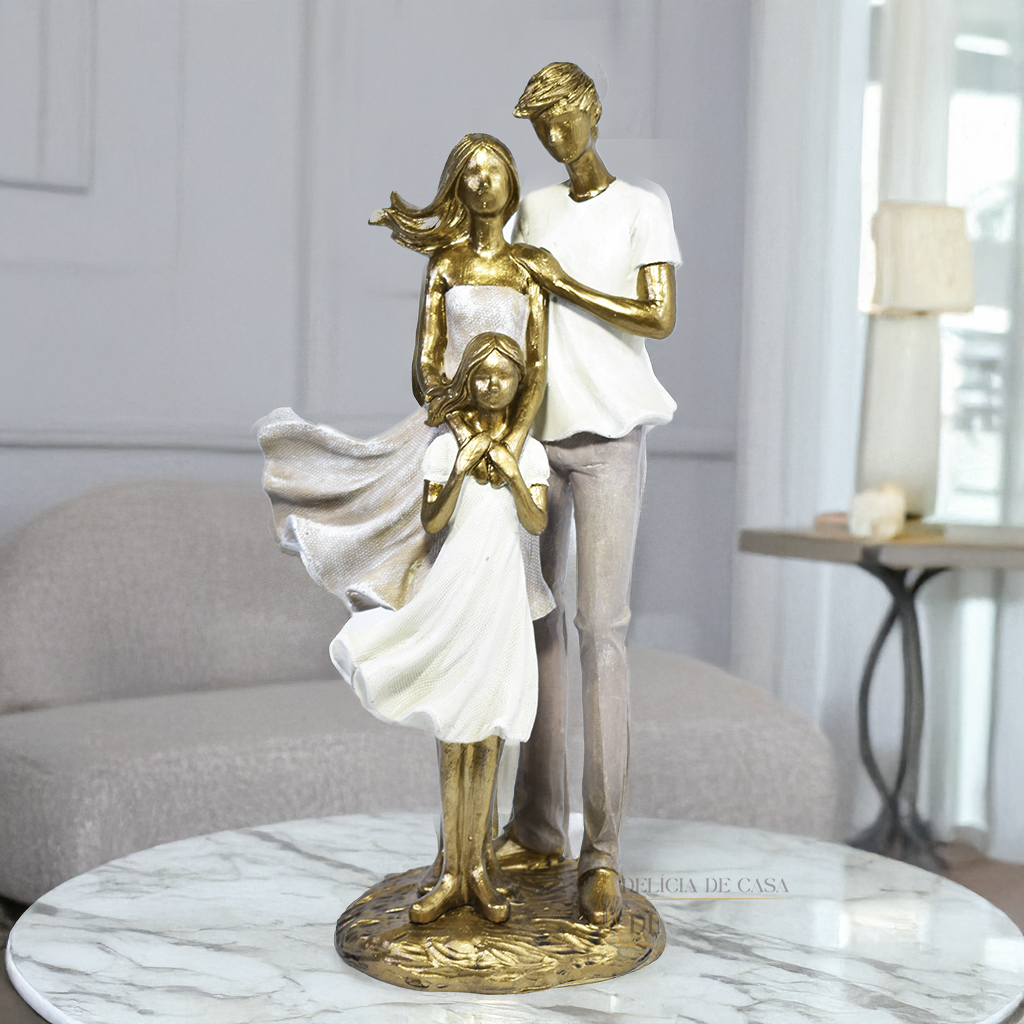 Escultura de família com filha menina em resina dourada, perfeita para decoração de interiores e como presente especial para celebrar o amor familiar.